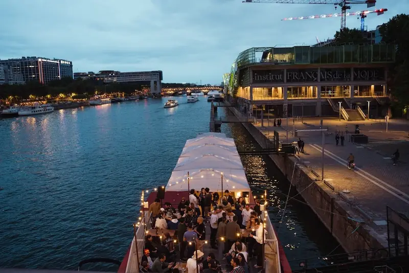 Cocktail au coucher du soleil sur la Seine