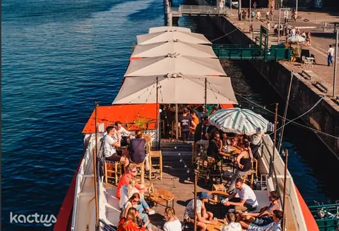Lancement de produit à bord d'une péniche événementielle parisienne