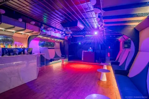 La salle club en configuration soirée, éclairage bleu et violet sur la piste