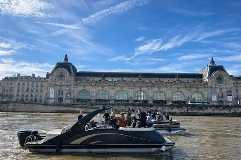 Bateaux de nos partenaires sur la Seine, à Paris