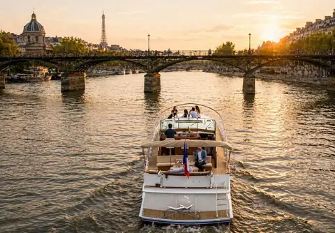 Le yacht Dolce Vita, de notre partenaire, sur la Seine