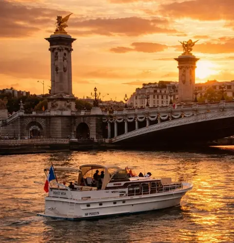 Le yacht Dolce Vita, de notre partenaire, au coucher du soleil sur la Seine