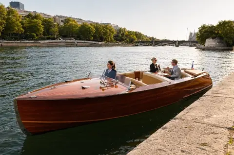 Le yacht Felicita, de notre partenaire, sur la Seine à Paris