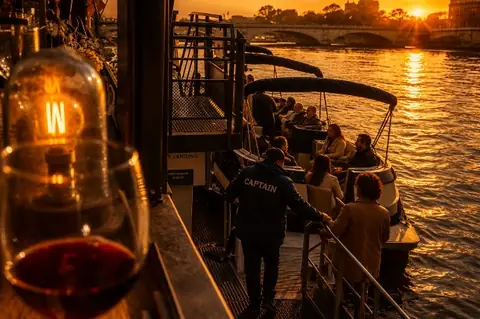 Bateaux amarrés sur la Seine à Paris, à proximité de la péniche
