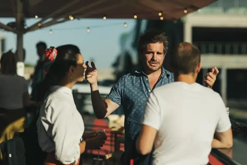 Des invités trinquent sur le pont, en plein jour