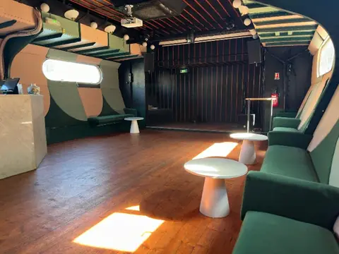 Le même salon vu sous un autre angle, assises et tables basses
