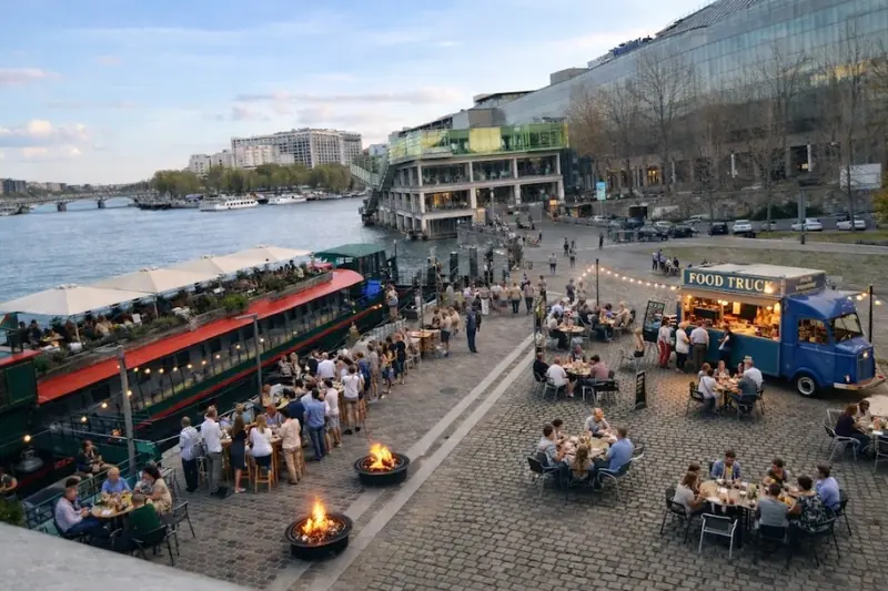 La terrasse sur le quai, tables et braseros allumés, devant la péniche